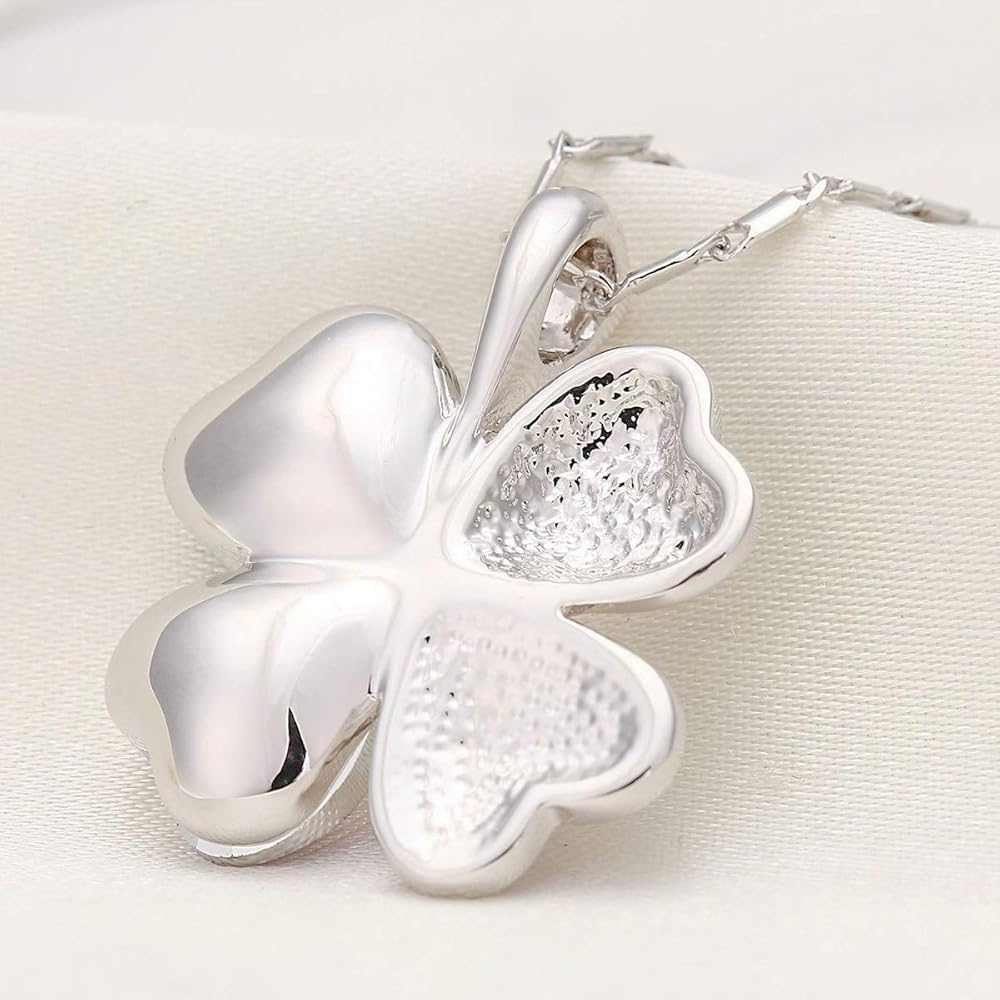 Clover Necklace in Metal | Sammen mot brystkreft