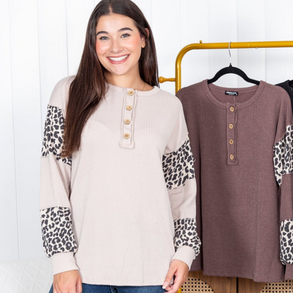 Zamira™- Topp med leopardermer